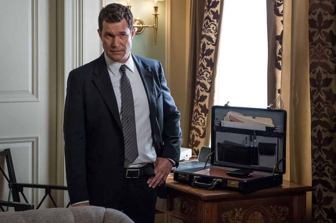 Carrie und Al (Dylan Walsh) finden bei ihren Ermittlungen heraus, dass Dave O'Bannon die Kampagne für Roberts Bürgermeisterkandidatur managen sollte... - Bildquelle: 2014 Broadcasting Inc. All Rights Reserved.
