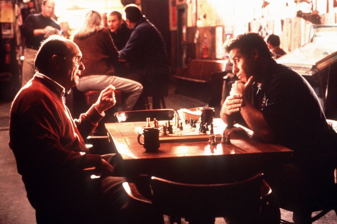 Auch im Schachspiel ist George Malley (John Travolta, r.), nachdem er von einem Blitz getroffen wurde, unschlagbar. Das muss Doc (Robert Duvall, l.)... - Bildquelle: Buena Vista Pictures