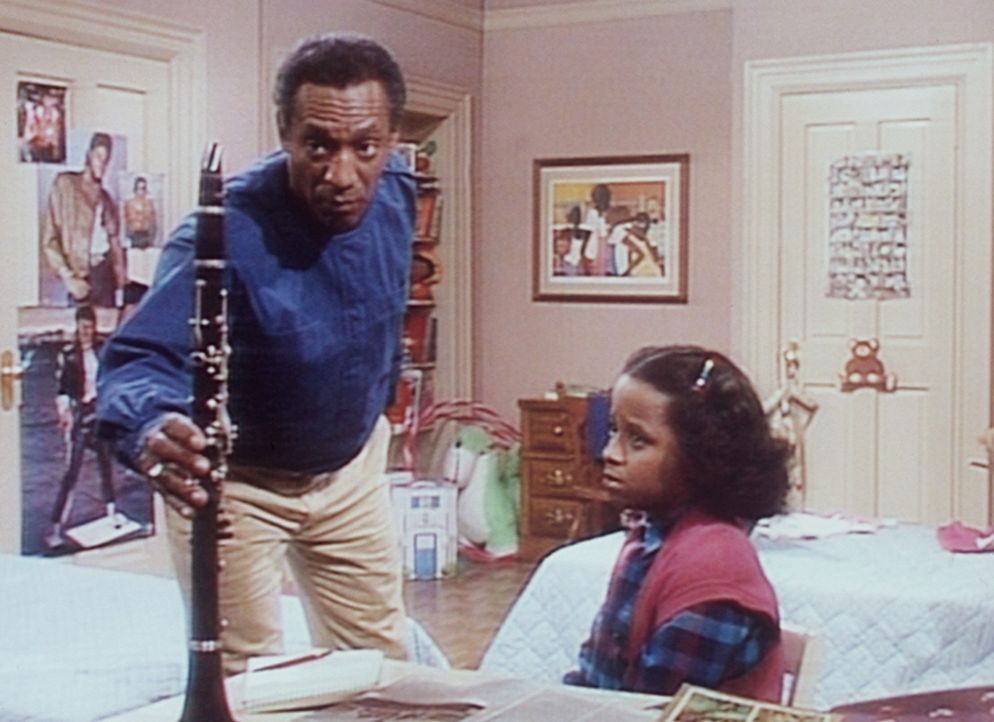 Cliff (Bill Cosby, l.) redet Vanessa (Tempsett Bledsoe, r.) zu, weiter Klarinette zu spielen. - Bildquelle: Viacom