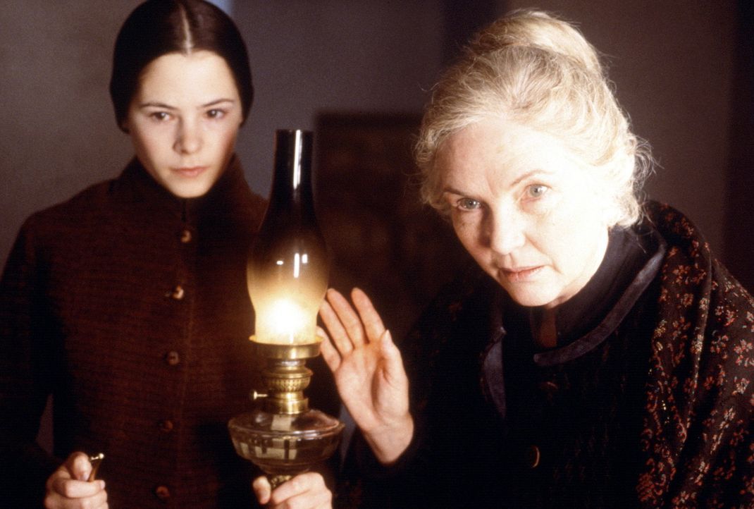 Nachdem die neuen Bediensteten im Haus aufgenommen wurden, erfährt Grace von Mrs. Mills (Fionnula Flanagan, r.), dass Lydia (Elaine Cassidy, l.) st... - Bildquelle: Miramax Films