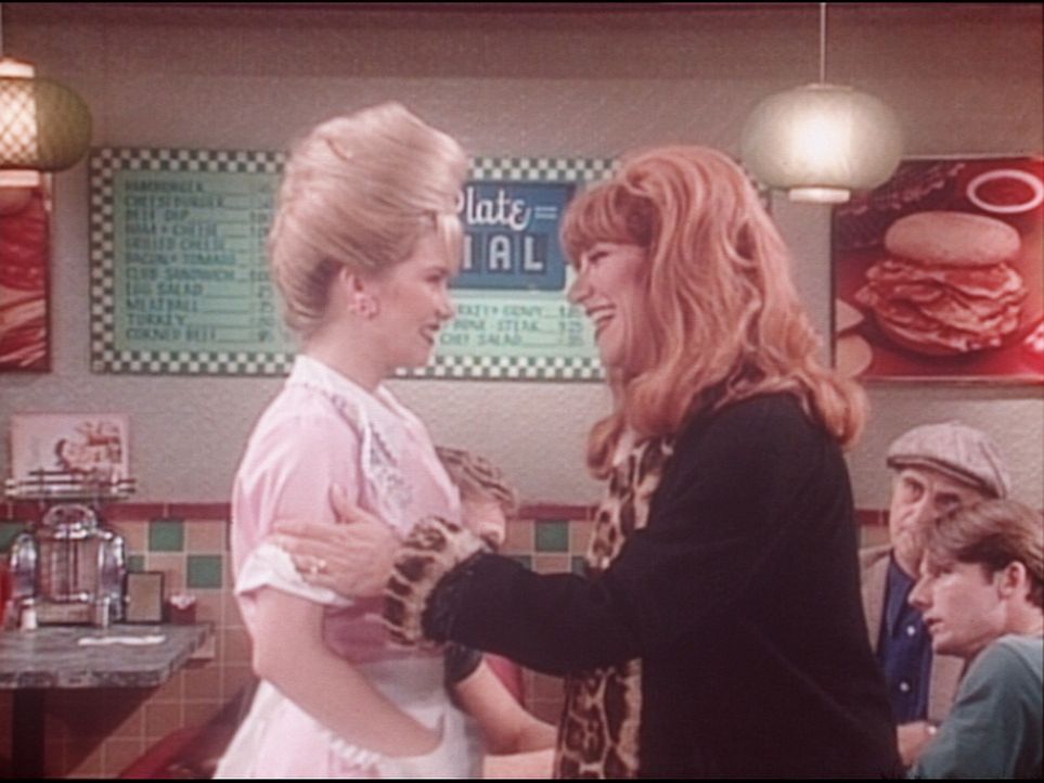 Peggy (Katey Sagal, r.) besucht Kelly (Christina Applegate, l.) an ihrem Arbeitsplatz. - Bildquelle: Columbia Pictures