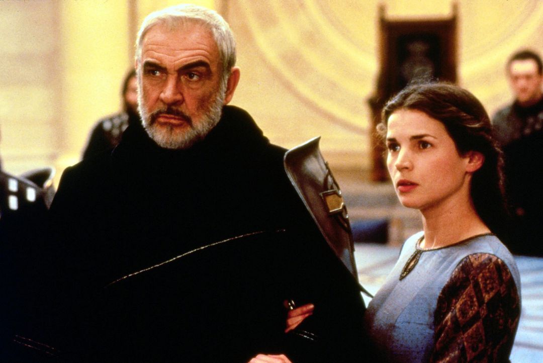 Guinevere (Julia Ormond, r.) empfindet eine tiefe Bewunderung für den um viele Jahre älteren König Artus (Sean Connery, l.). - Bildquelle: Columbia Pictures