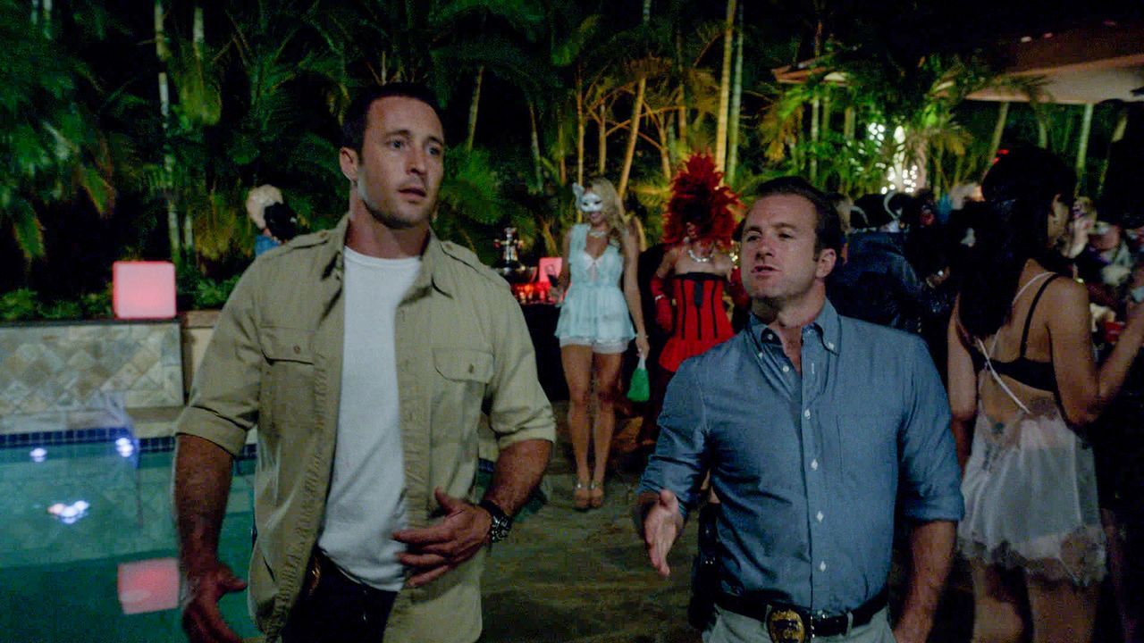 Als auf einer Halloween-Party ein Mann erschossen wird, werden Steve (Alex O'Loughlin, l.) und Danny (Scott Caan, r.) beauftragt, den Fall zu lösen... - Bildquelle: 2013 CBS BROADCASTING INC. All Rights Reserved.