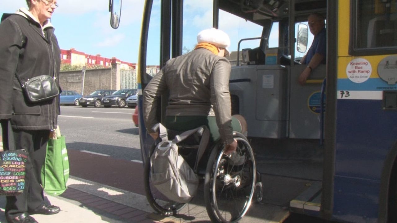 Barbara Sima verreist nach Dublin, doch wie kommt die Rollstuhlfahrerin in der irischen Hauptstadt zurecht? - Bildquelle: kabel eins