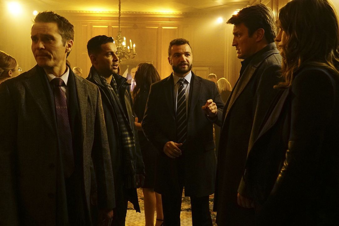Als Ryan (Seamus Dever, l.) und Esposito (Jon Huertas, 2.v.l.), Castle (Nathan Fillion, 2.v.r.) und Beckett (Stana Katic, r.) im Fall des ermordeten... - Bildquelle: Richard Cartwright 2016 American Broadcasting Companies, Inc. All rights reserved.