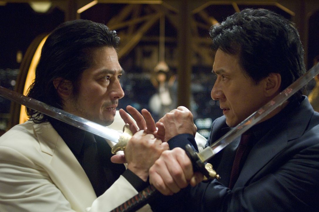 Zwischen Inspector Lee (Jackie Chan, r.) und dem eiskalten Triaden-Boss Kenji (Hiroyuki Sanada, l.) entbrennt ein Kampf auf Leben und Tode ... - Bildquelle: Warner Bros.