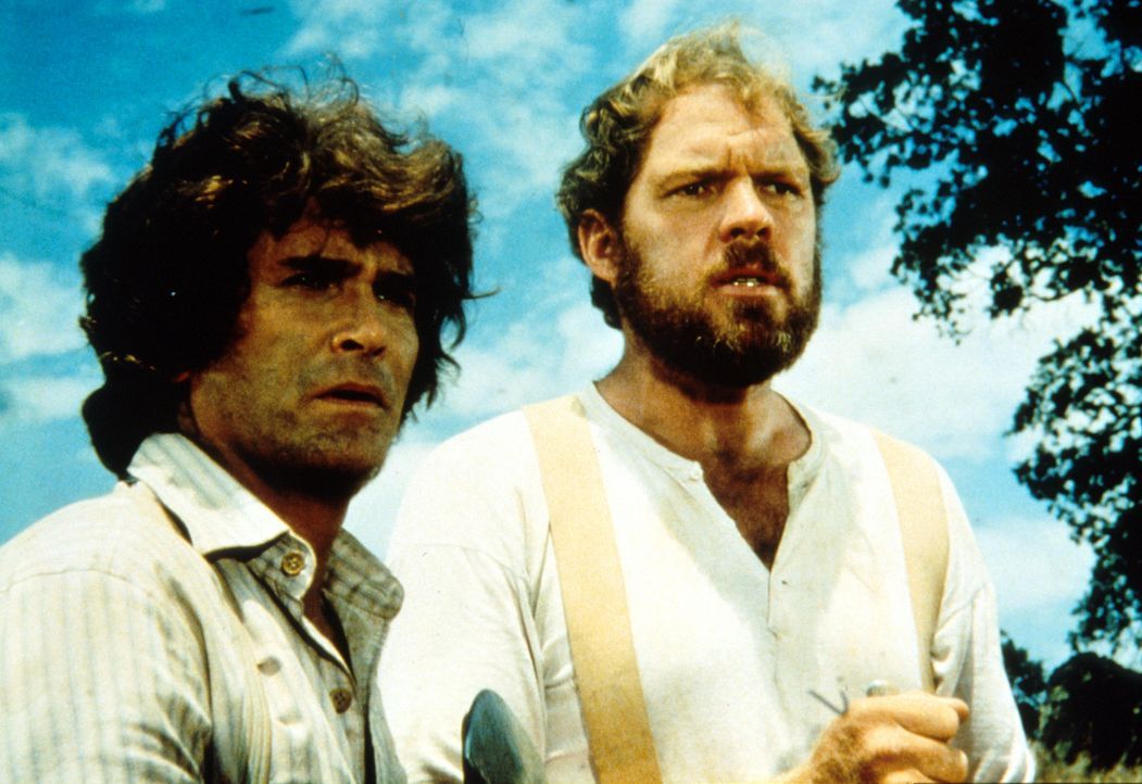 Charle (Michael Landon, l.) und Jonathan (Ernest Borgnine, r.) helfen mit, eine Telefonleitung zu legen. - Bildquelle: Worldvision