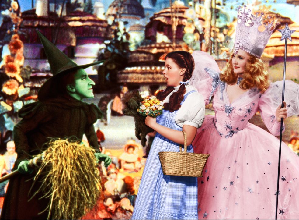 Die böse Hexe des Westens (Margaret Hamilton, l.) möchte die magischen Schuhe ihrer Schwester herbeizaubern, doch die Hexe Glinda (Billie Burke, r.)... - Bildquelle: Warner Bros.