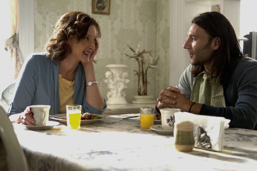 Frank zieht aus, und die Kinder interessiert es nicht. Jody (Zach McGowan, r.) und Sheila (Joan Cusack, l.) kümmern sich anstatt der Familie um Gram... - Bildquelle: 2010 Warner Brothers