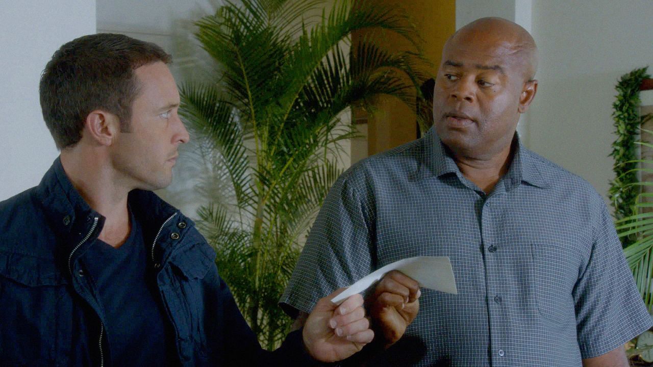 Steve (Alex O'Loughlin, l.) muss mit Lou Grover (Chi McBride, r.) zusammenarbeiten, um die Staatssicherheit ihres Landes vor einem Computer-Hacker z... - Bildquelle: 2013 CBS BROADCASTING INC. All Rights Reserved.