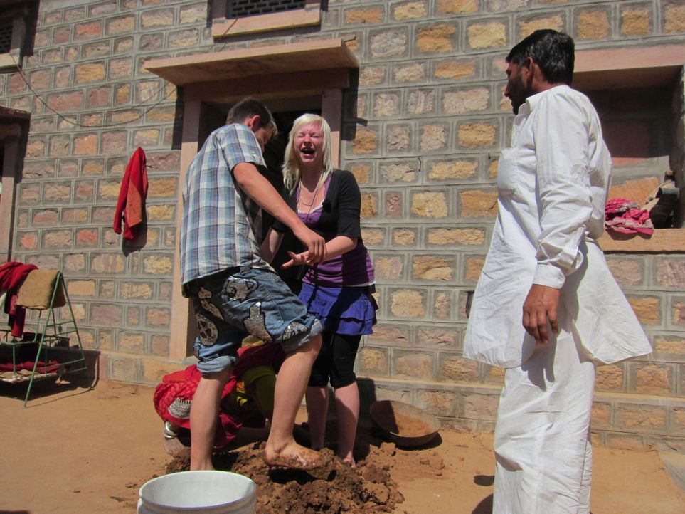 In Rajasthan, 90 Kilometer nordwestlich von Jodhpur entfernt sollen Marlon (l.) und Laura (M.) lernen, dass das Leben kein Zuckerschlecken ist. - Bildquelle: kabel eins