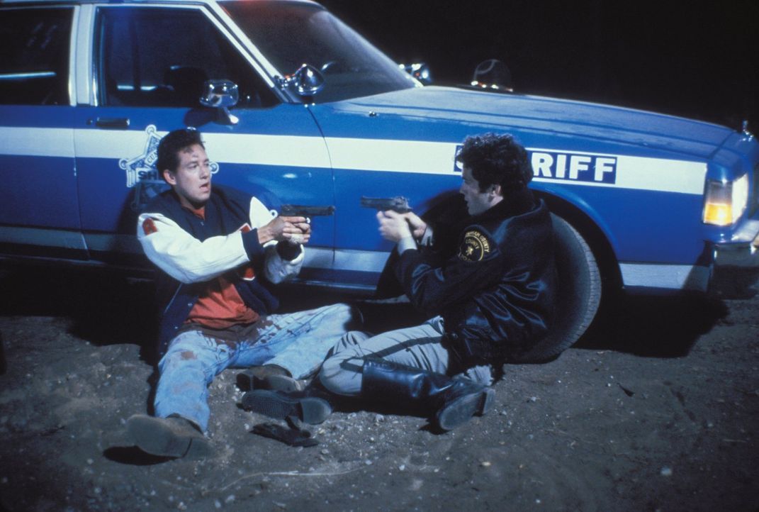 Der Polizist Randy Parker (Kipp Marcus, r.) hält Steven Freeman (John D. LeMay, l.) für einen Mörder ... - Bildquelle: Warner Bros.