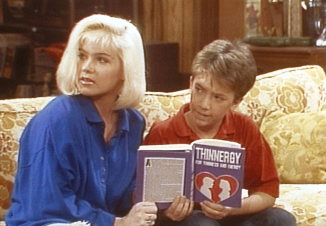 Kelly (Christina Applegate, l.) und Bud (David Faustino, r.) können es nicht fassen: Ihre Mutter macht eine biodynamische Diät. - Bildquelle: Columbia Pictures