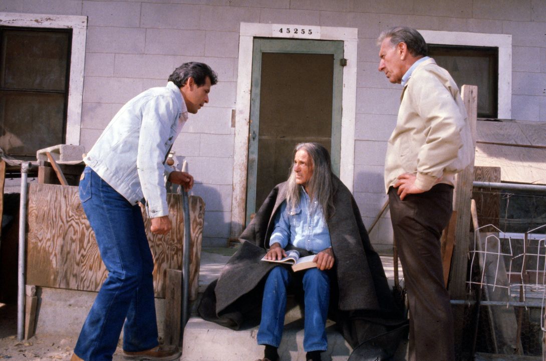 Felix Wanaka (Emilio Delgado, l.) und Quincy (Jack Klugman, r.) bitten einen Schamanen (Dehl Berti, M.) um Hilfe ... - Bildquelle: Universal Pictures