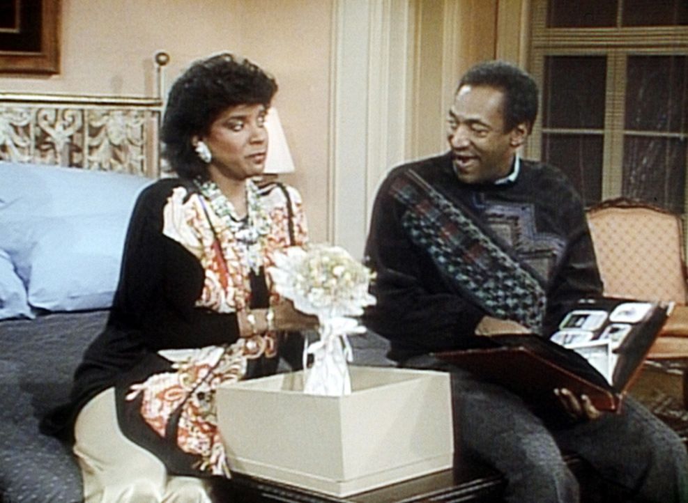 Clair (Phylicia Rashad, l.) stellt Cliffs (Bill Cosby, r.) Gedächtnis auf die Probe. Kann er sich noch an viele Einzelheiten seiner Hochzeit erinne... - Bildquelle: Viacom