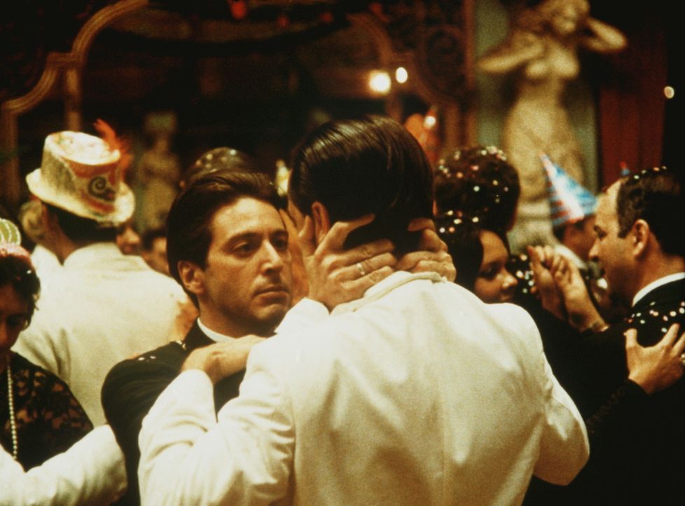 Michael Corleone (Al Pacino, vorne l.) kennt bei seinen Gegnern keine Gnade selbst dann nicht, wenn das eigene Blut in ihren Adern fließt... - Bildquelle: Paramount Pictures