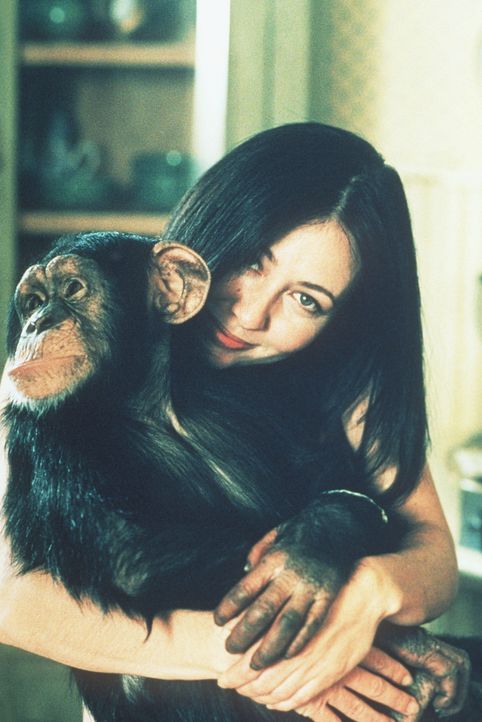 Ein Schimpanse verfügt plötzlich über die Zauberkraft von Prue (Shannen Doherty). - Bildquelle: Paramount Pictures