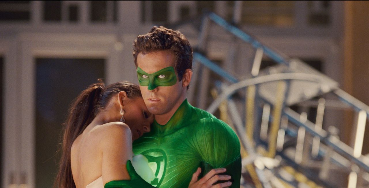 Wie weit würde Hal Jordan alias Green Lantern (Ryan Reynolds, r.) gehen, um seine geliebte Carol Ferris (Blake Lively, l.) und die ganze Erde zu ret... - Bildquelle: Warner Bros.