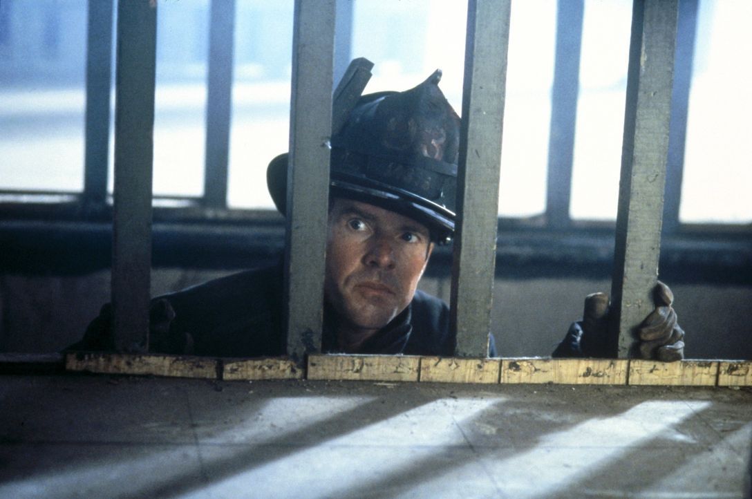 Unter größter Lebensgefahr versucht Feuerwehrmann Frank Sullivan (Dennis Quaid), einen Menschen aus den brennenden Haus zu retten. Da versperrt ih... - Bildquelle: New Line Cinema