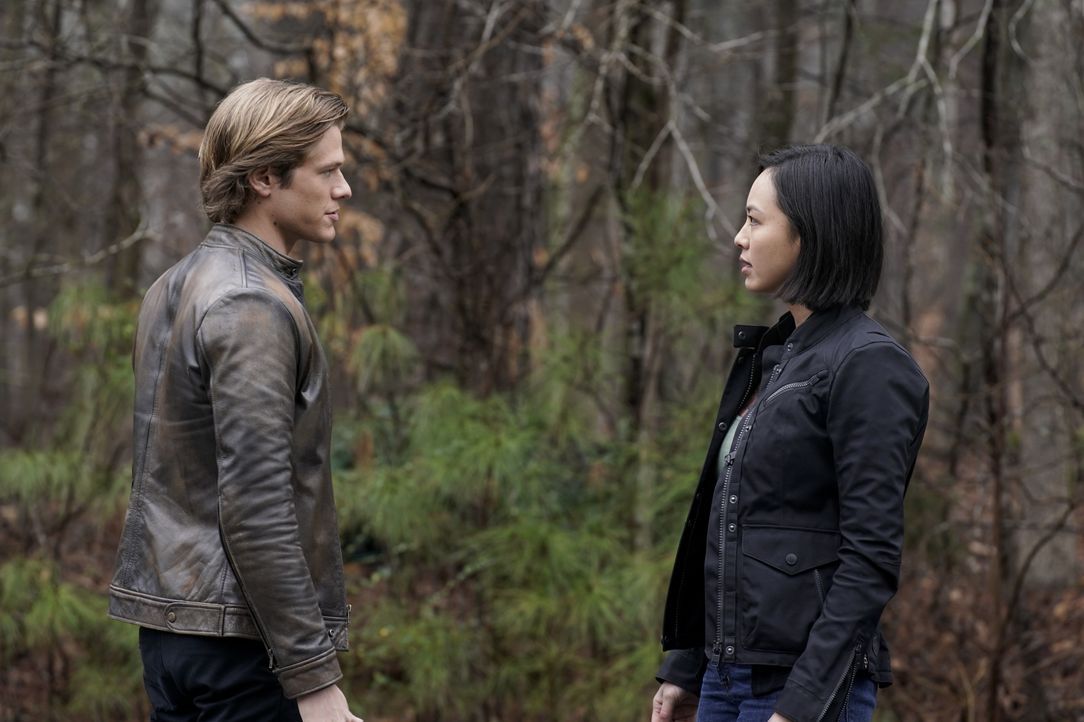 MacGyver (Lucas Till, l.); Desi (Levy Tran, r.) - Bildquelle: Jace Downs 2019 CBS Broadcasting, Inc. All Rights Reserved / Jace Downs