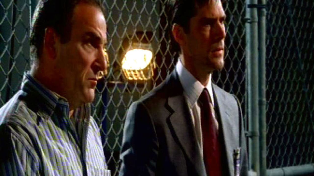 Gideon (Mandy Patinkin, l.) und "Hotch" (Thomas Gibson, r.) müssen eine Möglichkeit finden, hinter die zahllosen Maskeraden des Mörders zu blicke... - Bildquelle: Touchstone Television