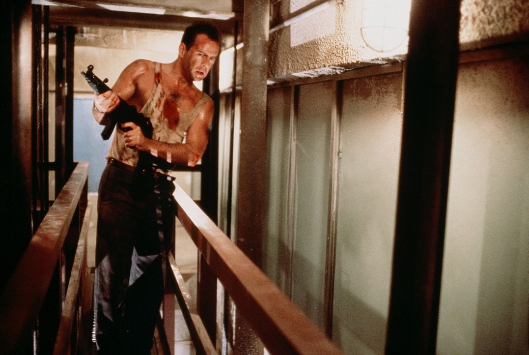 Führt einen furiosen "Ein-Mann-Krieg" gegen eine Bande von Terroristen: der Cop John McClane (Bruce Willis) ... - Bildquelle: 20th Century Fox