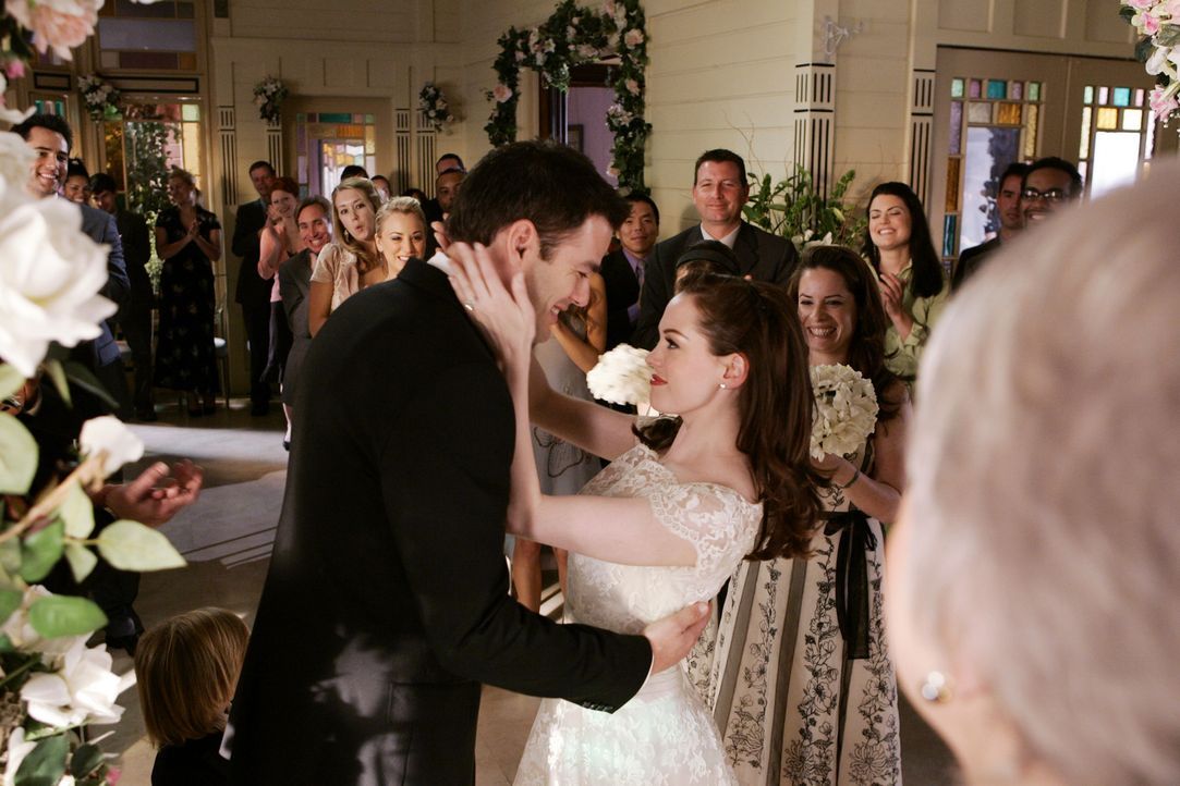 Eigentlich wollten sich Henry (Ivan Sergei, l.) und Paige (Rose McGowan, r.) nur verloben, aber plötzlich folgt die Heirat schneller als geplant ... - Bildquelle: Paramount Pictures