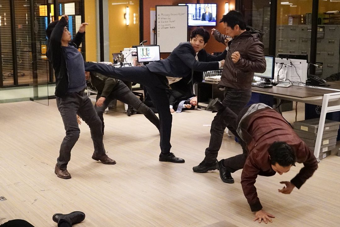 Als ein Angriff aufs Revier stattfindet, hat Lee (Jon Foo, M.) jede Menge zu tun, um die Angreifer auszuschalten ... - Bildquelle: Warner Brothers