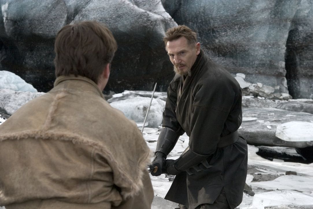 Unermüdlich schult Henri Ducard (Liam Neeson, r.) Bruce (Christian Bale, l.) in den verschiedenen Kampftechniken, die ihm dabei helfen sollen, einer... - Bildquelle: © 2005 Warner Brothers