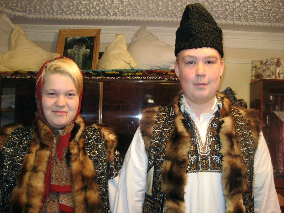 Die 17jährige Michaela (l.) und der ebenfalls 17jährige Tino (r.) sollen bei der Familie Carloanta in Rumänien wieder Respekt lernen und erkennen, d... - Bildquelle: kabel eins