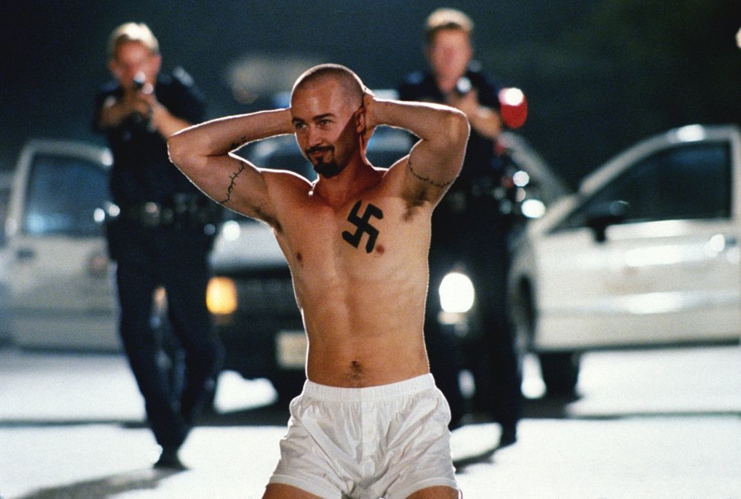 Derek Vinyard (Edward Norton, vorne), ein rassistischer Skinhead, erschießt zwei Schwarze, als sie sein Auto stehlen wollen ... - Bildquelle: 1998 Warner Broth.