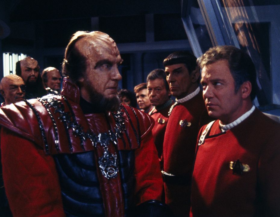 Nach Jahren des kalten Krieges sind die Klingonen zu Friedensverhandlungen mit der Föderation bereit. Captain Kirks (William Shatner, r.) Enterpris... - Bildquelle: Paramount Pictures