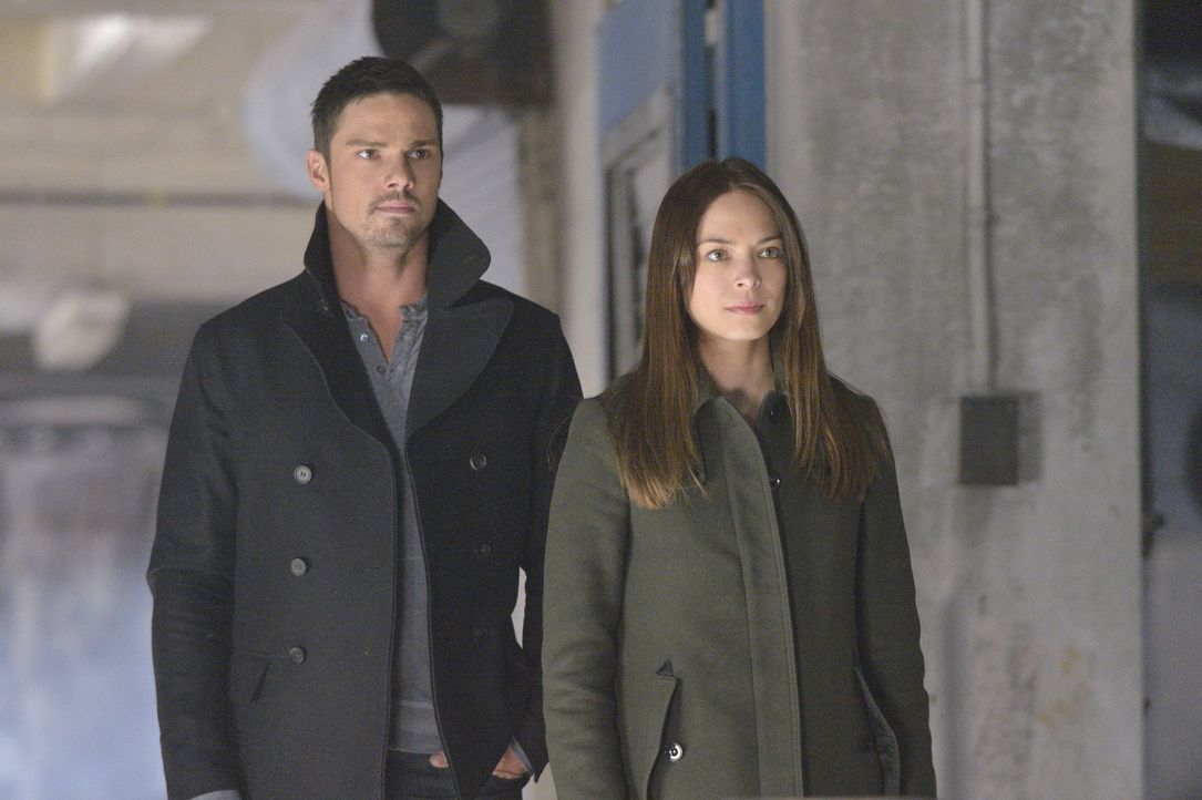 Während Gabe ein Einsatzkommando zusammenstellt, um Vincent hinter Gitter zu bringen, ist FBI Agent Knox auf Cat (Kristin Kreuk, r.) und Vincents (J... - Bildquelle: 2013 The CW Network, LLC. All rights reserved.