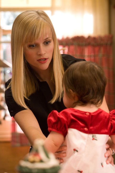 Hört ihre biologische Uhr ticken, aber dann kotzt ihr das Kind in den Ausschnitt: Kate (Reese Witherspoon) ... - Bildquelle: Warner Bros. Television