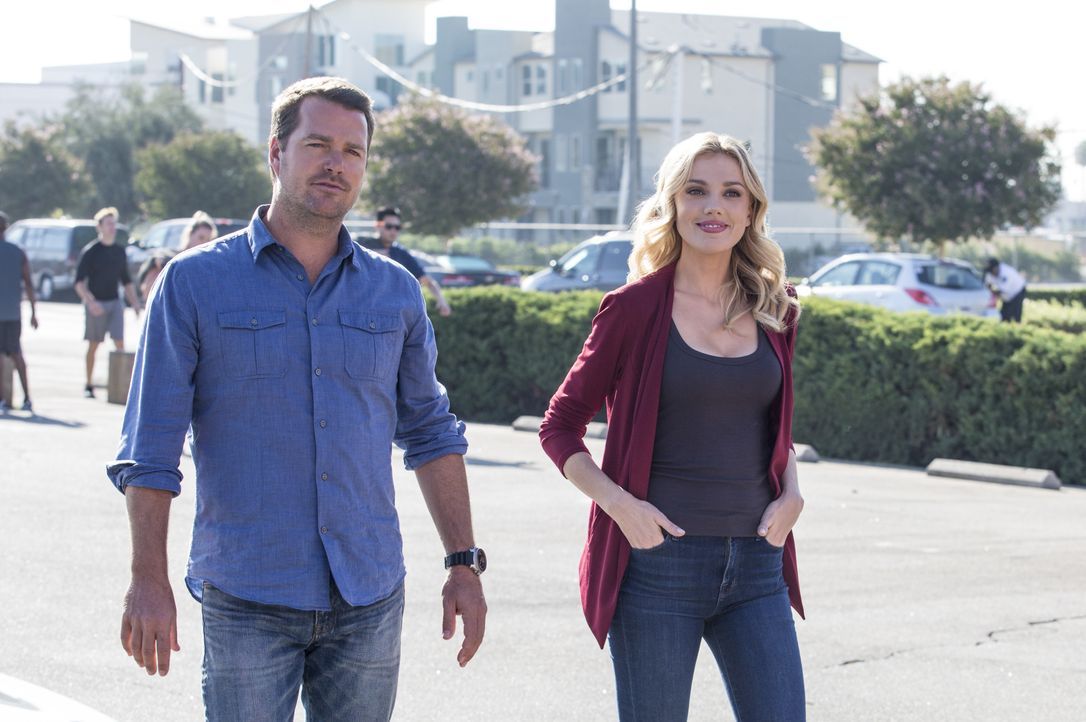 Während sich Deeks mit seiner Mutter herumärgern muss, unterstützt Anna Kolcheck (Bar Paly, r.) das Team um Callen (Chris O'Donnell, l.) bei den Erm... - Bildquelle: Erik Voake 2016 CBS Broadcasting, Inc. All Rights Reserved. / Erik Voake