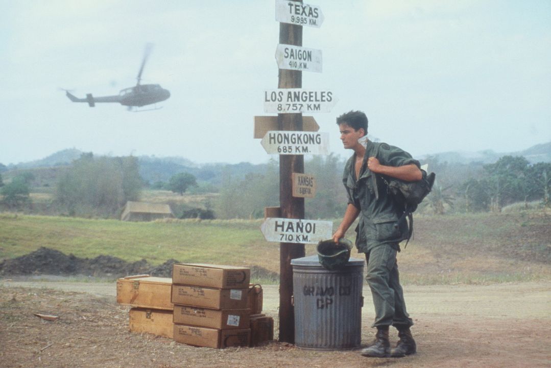Voller Illusionen wartet Chris Taylor (Charlie Sheen) auf den Abflug nach Vietnam ... - Bildquelle: Orion Pictures Corporation