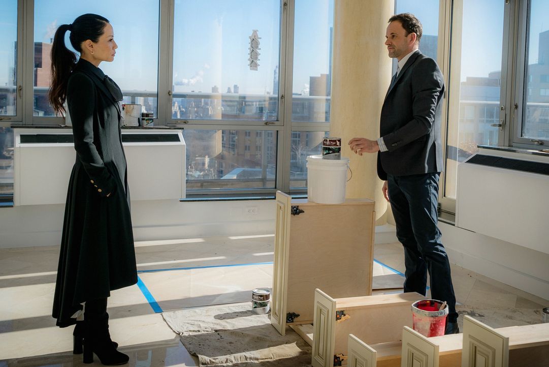 Holmes (Jonny Lee Miller, r.) und Watson (Lucy Liu, l.) untersuchen den Mord an einer gut situierten Dame, die ihr Vermögen ihrem Hund hinterlassen... - Bildquelle: Michael Parmelee 2016 CBS Broadcasting Inc. All Rights Reserved.