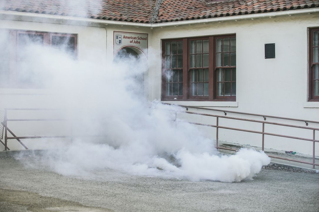 Um die Rebellen zu vertreiben, wirft Sonny eine Rauchgranate, als das Team an der amerikanischen Schule ankommt, die evakuiert werden soll. - Bildquelle: Erik Voake Erik Voake/CBS  2017 CBS Broadcasting, Inc. All Rights Reserved / Erik Voake