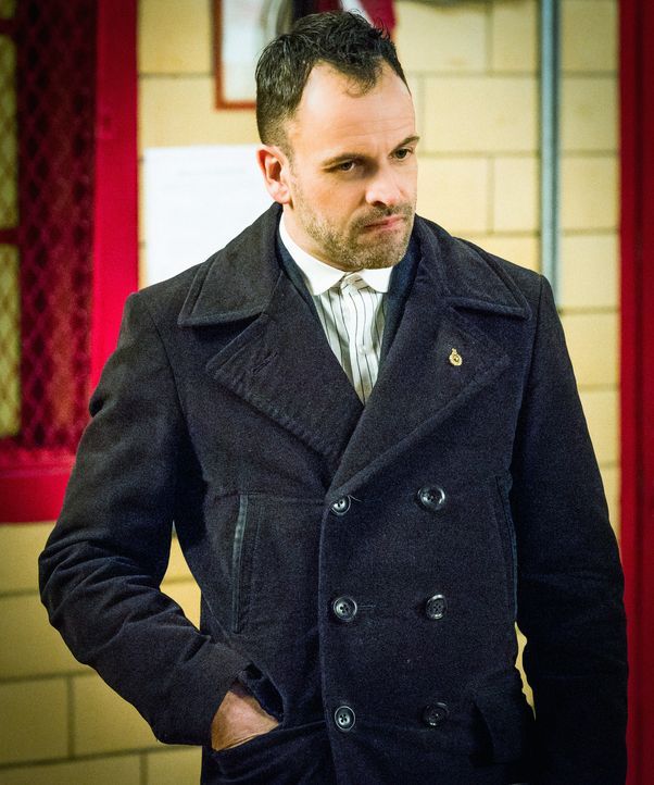 Muss einen eigentlich für abgeschlossen gehaltenen Fall wieder aufrollen: Sherlock Holmes (Jonny Lee Miller) ... - Bildquelle: CBS Television