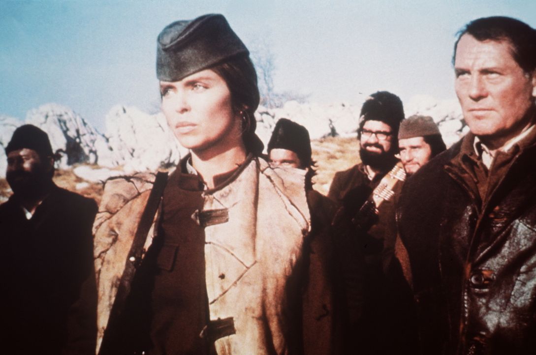 Partisanin Maritza (Barbara Bach, 2.v.l.) verhilft Major Mallory (Robert Shaw, r.) und seinem Kommando zur Flucht. - Bildquelle: Columbia Pictures
