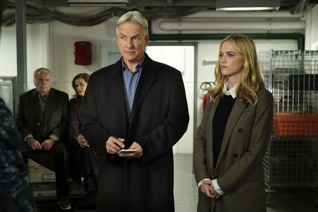 Nachdem Offizier Smith auf grausame Weise ermordet wird, versucht sein Sohn, sich das Leben zu nehmen. Wenn Gibbs (Mark Harmon, l.) und Bishop (Emil... - Bildquelle: Sonja Flemming 2016 CBS Broadcasting, Inc. All Rights Reserved / Sonja Flemming