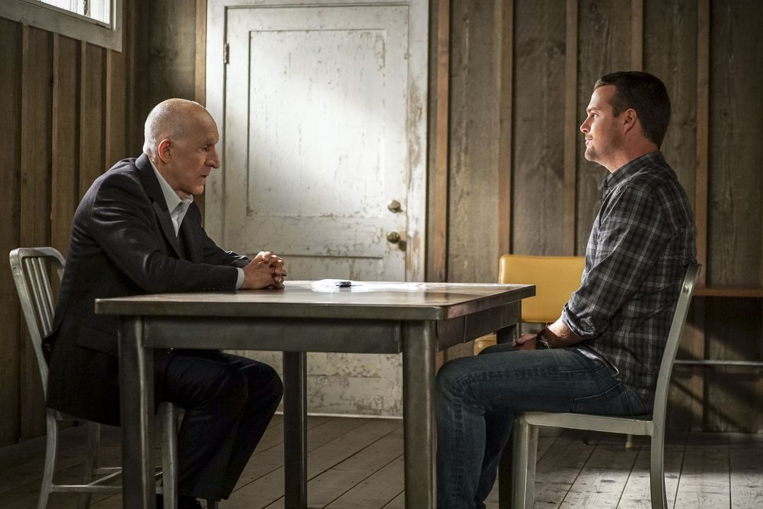 Muss seinen eigenen Vater Garrison (Daniel J. Travanti, l.) verhören: Callen (Chris O'Donnell, r.) ... - Bildquelle: Monty Brinton 2016 CBS Broadcasting, Inc. All Rights Reserved. / Monty Brinton