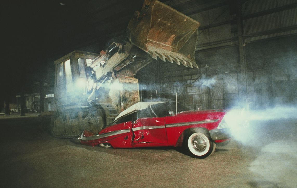 Arnie erkennt, dass sein Wagen, den er 'Christine' getauft hat, eine Ausgeburt des Bösen ist und versucht nun, diesen mit einem Schaufelbagger zu ze... - Bildquelle: © Columbia Pictures