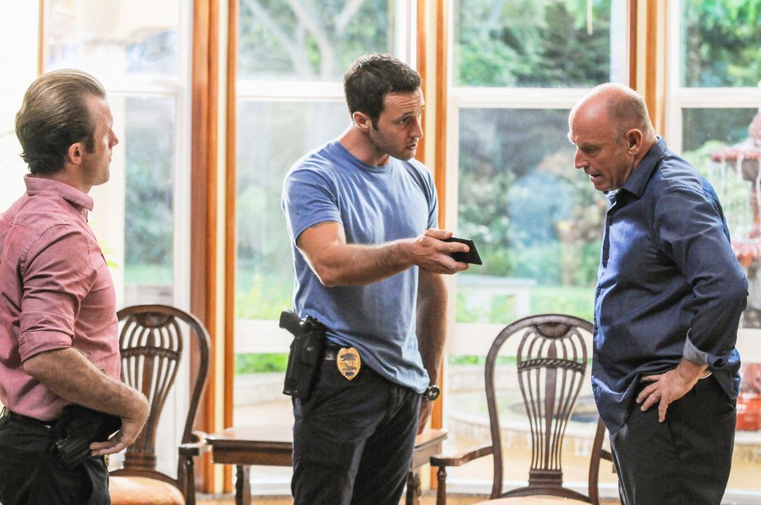 Bei den Untersuchungen in einem neuen Mordfall stoßen Steve (Alex O'Loughlin, M.) und Danny (Scott Caan, l.) auf Henry Upton (Corbin Bernsen, r.). D... - Bildquelle: 2013 CBS BROADCASTING INC. All Rights Reserved.