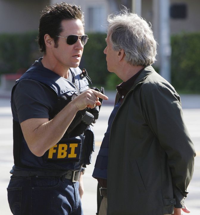 Don Eppes' (Rob Morrow, l.) FBI-Team bearbeitet eine Reihe von Banküberfällen, für die der ehemalige FBI-Ermittler Bloom (Henry Winkler, r.) als Hau... - Bildquelle: Paramount Network Television