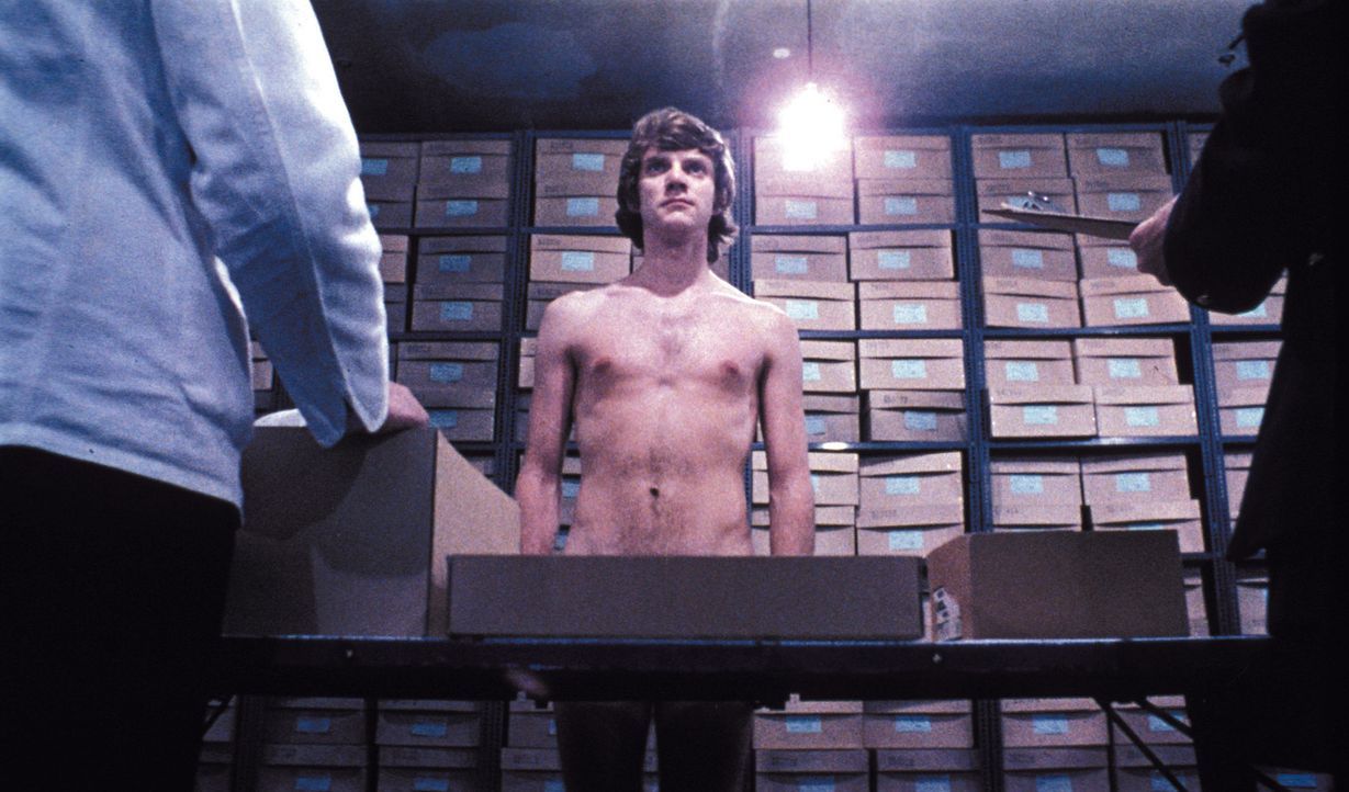 Um seine Haftstrafe vorzeitig zu beenden, wird Alex (Malcolm McDowell, M.) im Gefängnis der 'Ludovico-Therapie' unterzogen, die ihn von allen Sex- u... - Bildquelle: Warner Bros. Television