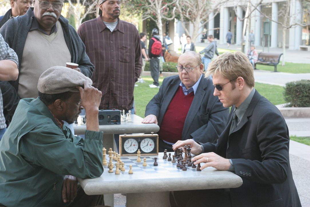 Detective Jim Dunbar (Ron Eldard, r.) lässt sich auf eine Schachpartie mit Lester (Mel Winkler, l.) ein, in der Hoffnung, von ihm etwas über den M... - Bildquelle: TM &   2006 CBS Studios Inc. All Rights Reserved.