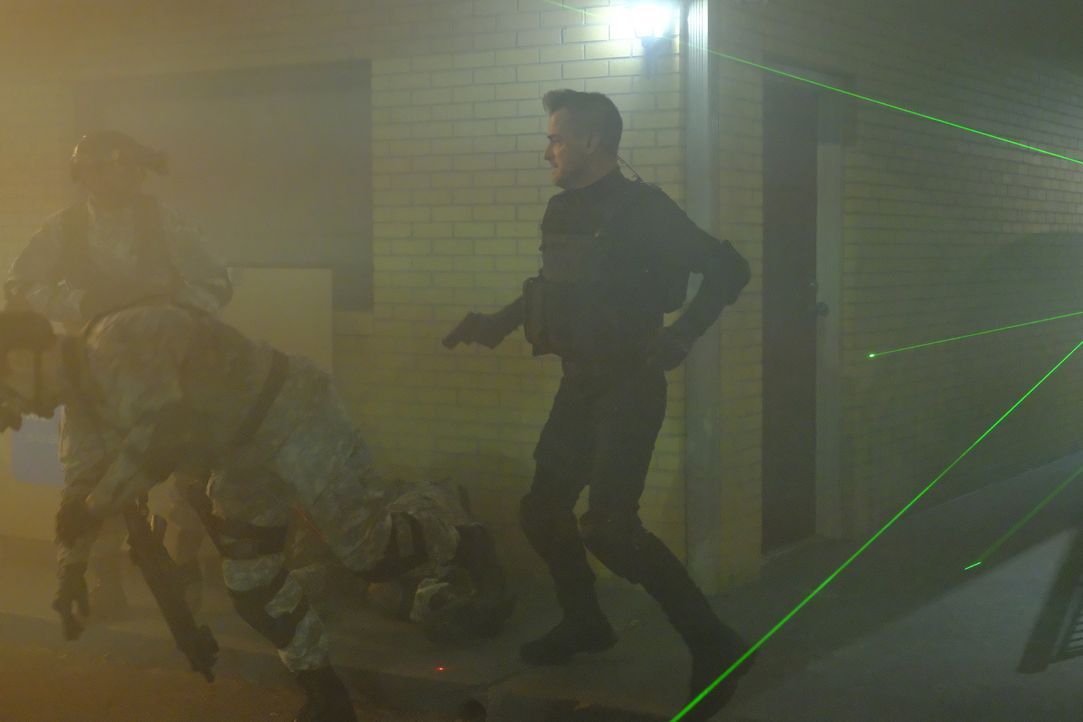Als die Terrororganisation Omnus ein Killerkommando schickt, um MacGyver und den "Architekten" zu töten, kommt Jack (George Eads, r.) ihnen zu Hilfe... - Bildquelle: Guy D'Alema 2017 CBS Broadcasting, Inc. All Rights Reserved. / Guy D'Alema