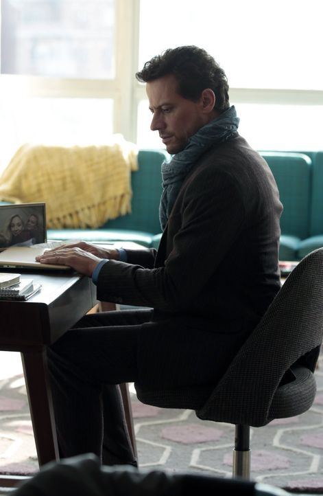 Die getötete Sarah ist nicht nur an der Mode der Siebziger interessiert. Henry (Ioan Gruffudd) erinnert sich selbst an die Zeit und seine ehemalige... - Bildquelle: Warner Bros. Television