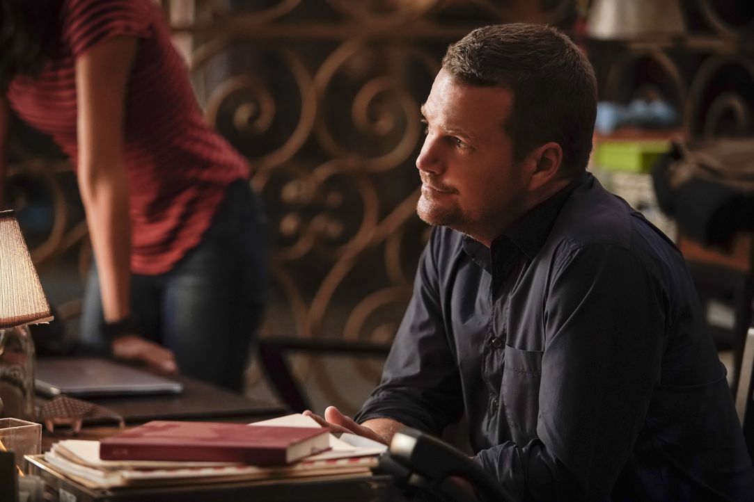 Einfach sang und klanglos in den Ruhestand gehen? Das passt einfach nicht zu Hetty. G. Callen (Chris O'Donnell) macht das stutzig und er stellt Nach... - Bildquelle: Erik Voake © 2017 CBS Studios Inc. All Rights Reserved. / Erik Voake